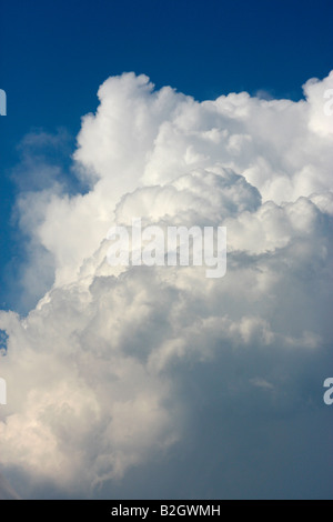 Schöne Cumulus Wolkenbildung in den italienischen Himmel über Le Marche Stockfoto