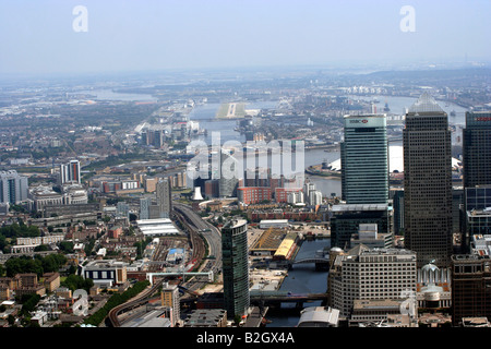 Luftaufnahme des Canary Wharf London Docklands mit London City Airport in der Ferne Stockfoto