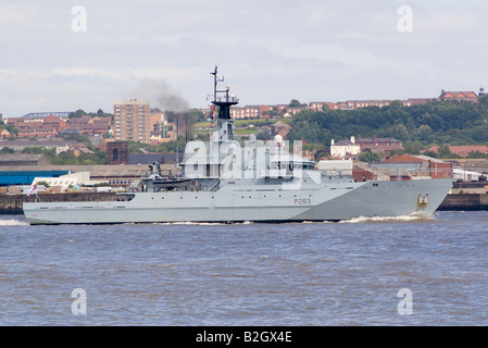 Die königliche Marine Patrol Schiff HMS Mersey betreten den Fluss Mersey in Liverpool für den Beginn der großen Schiffe Rennen England 2008 Stockfoto