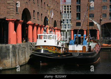 Stadt von Liverpool, England. Schlepper Brocklebank und MCV Wincham neben das Merseyside Maritime Museum an den Albert Docks vertäut. Stockfoto