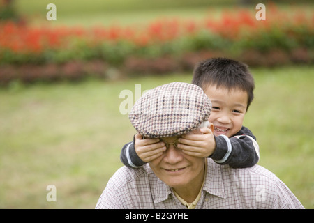 Junge für seines Großvaters Augen und Lächeln Stockfoto