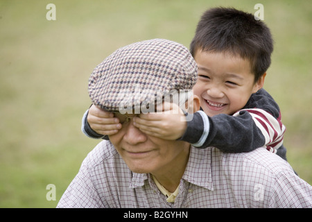 Junge für seines Großvaters Augen und Lächeln Stockfoto