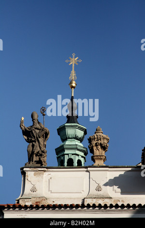 St. Nobert steht auf dem Dach der Kirche Mariä Himmelfahrt unserer lieben Frau in Strahov Kloster in Prag, Tschechische Republik Stockfoto