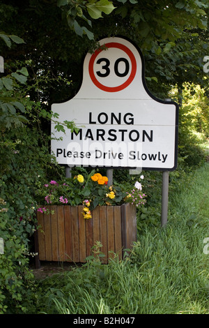 Lange Marston 30 km/h Schild am Eingang zum Dorf, das ist wahrscheinlich zu Warwickshire UK Stockfoto