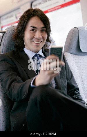 Porträt eines Geschäftsmannes, einen MP3-Player anhören Stockfoto