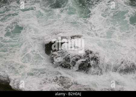 Wellen und Felsen am Strand von Kovalam, Kerala, Indien Stockfoto