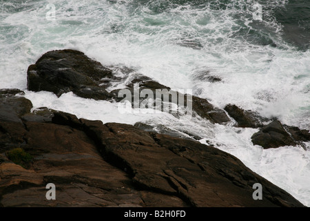 Wellen und Felsen am Strand von Kovalam, Kerala, Indien Stockfoto