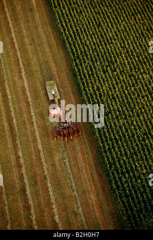 Luftaufnahme von Bauer mit Pferd gezogenen Wagen in Pennsylvania Dutch Country, äußerst fruchtbaren Ackerland, Pennsylvania Stockfoto