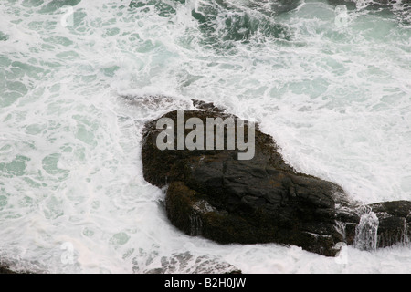 Wellen und Felsen am Strand von Kovalam, Kerala, Indien Stockfoto