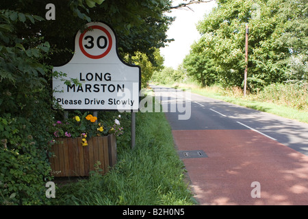 Lange Marston 30 km/h Schild am Eingang zum Dorf, das ist wahrscheinlich zu Warwickshire UK Stockfoto