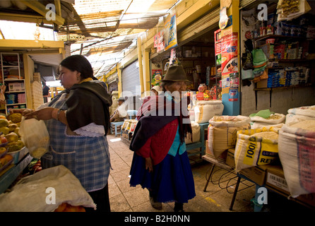 Frauen in Indoor-Obst-Markt in Otavalo Ecuador Süd America.70319 Ecuador Otavalo Stockfoto