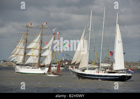 Stadt von Liverpool, England. Segeln Sie Schiffe auf dem Fluss Mersey an der Parade der Segelschiffe, Liverpool groß Schiffe Rennen 2008. Stockfoto