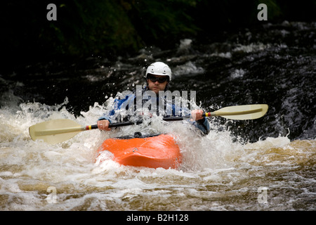 Wildwasser-Kajak Stockfoto