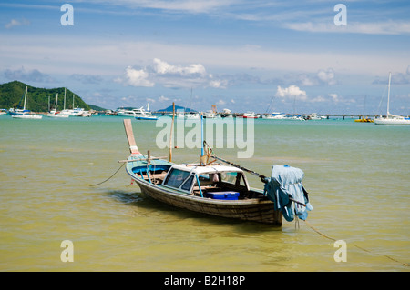 Longtail-Boot am Chalang Beach, Phuket, Thailand Stockfoto