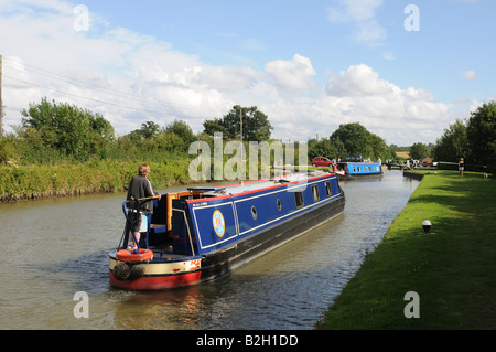 Schmale Boote bei Stoke Bruerne Lock Flug über die Grand Union Canal England zwei schmale Boote passin in Lock-system Stockfoto