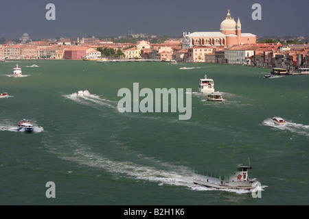Dunkle Wolken über Venedig machen einen dramatischen Hintergrund für die Gebäude der Stadt. Stockfoto
