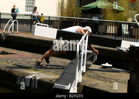 London, Camden Lock, Alter Mann kämpft, um manuelle Schleuse schließen Stockfoto