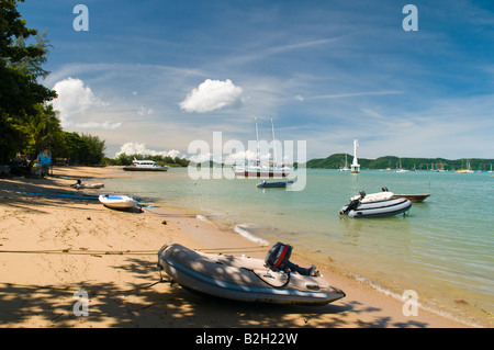 Speed-Boote vertäut am Chalang Beach, Phuket, Thailand Stockfoto