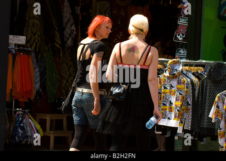 London, hübsche zwei weibliche Punk-Mädchen mit Tattoos im Chat und Check-out Kleider-Boutique in der Camden Lock Market rote Haare Stockfoto