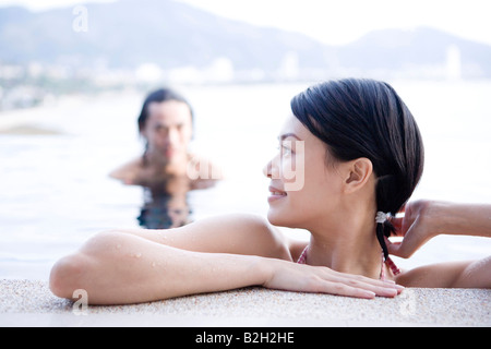 Junge Frau lächelnd in ein Schwimmbad, Phuket, Thailand Stockfoto