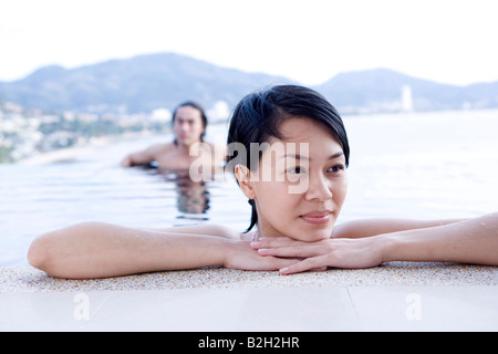 Junge Frau lächelnd in ein Schwimmbad, Phuket, Thailand Stockfoto