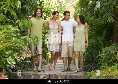 Zwei junge Paare zusammen spazieren und lächelnd, Phuket, Thailand Stockfoto