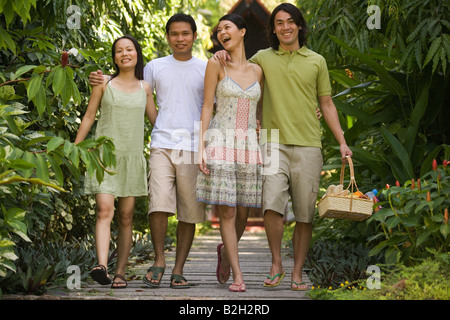 Porträt von zwei junge Paare zusammen spazieren und lächelnd, Phuket, Thailand Stockfoto