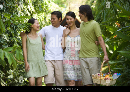 Zwei junge Paare zusammen spazieren und lächelnd, Phuket, Thailand Stockfoto