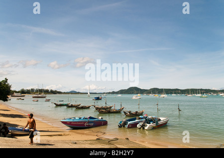 Speed-Boote vertäut am Chalang Beach, Phuket, Thailand Stockfoto