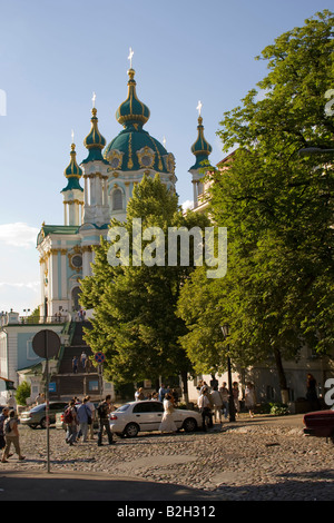 Andreaskirche mit ihrer pulsierenden barocken Architektur an einem sonnigen Tag in Kiew. Stockfoto