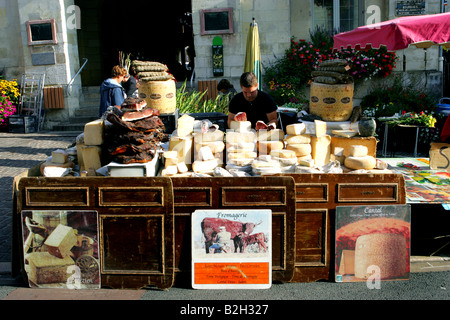 Käse und Wurst zum Verkauf an einen französischen Open-Air-Markt. Stockfoto