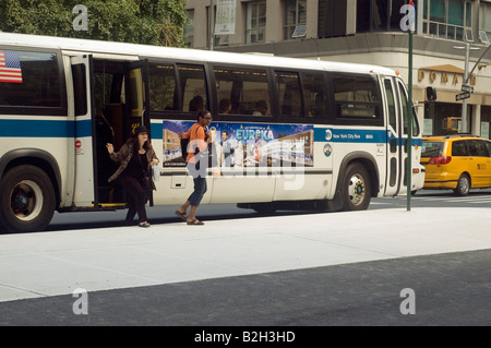 Pendler verlassen den Bus am Broadway in New York Stockfoto