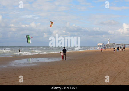 Menschen, die fliegenden Drachen am Scheveninger Strand an einem windigen Tag, Niederlande Stockfoto