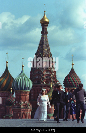 Ein russische Braut Bräutigam Fuß über den roten Platz nachdem er sich fotografieren vor s Basilius Kathedrale Stockfoto