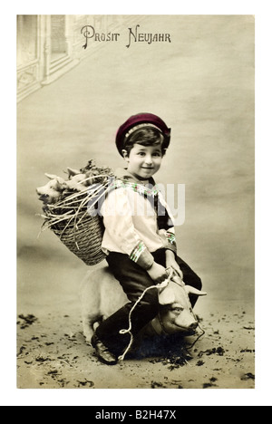 Postkarte Motiv süsser Boy mit Glück Schweine und Ferkel 19. Jahrhundert in Deutschland Stockfoto