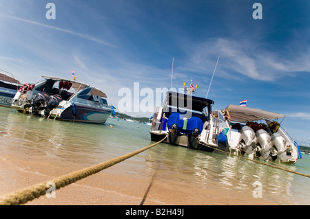 Speed-Boote vertäut am Chalang Beach, Phuket, Thailand Stockfoto