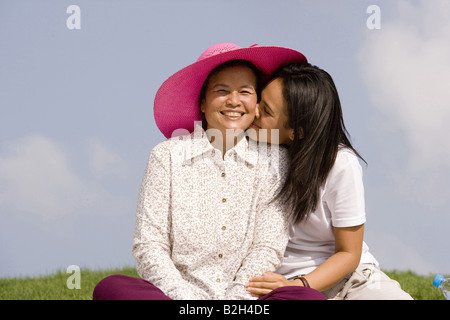 Ältere Frau mit ihrer Tochter lächelnd Stockfoto