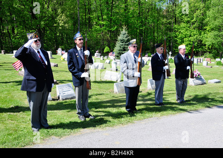 Kriegsveteranen begrüssen einen gefallenen Commrade bei seiner Beerdigung Stockfoto