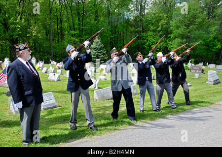 Kriegsveteranen begrüssen einen gefallenen Commrade bei seiner Beerdigung Stockfoto