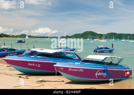 Speed-Boote vertäut am Chalang Beach, Phuket, Thailand Stockfoto