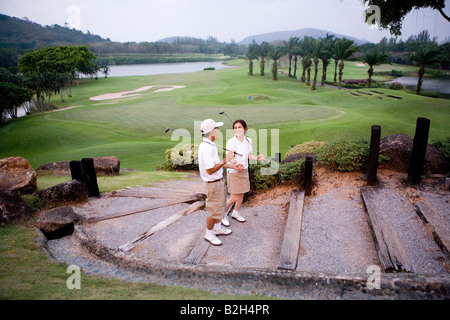 Vogelperspektive Blick auf ein älteres paar Golfschläger halten und stehen auf einer Treppe Stockfoto