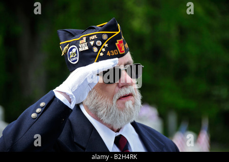 Kriegsveteranen begrüssen einen gefallenen Commrade bei seiner Beerdigung Stockfoto