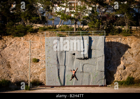 Mann klettert eine Wand bei outdoor-Aktivitäten in Cala Ratjada, Mallorca, Spanien Stockfoto