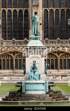 Brunnen und Statue von Henry VI Great Court Kings College Cambridge England UK Stockfoto