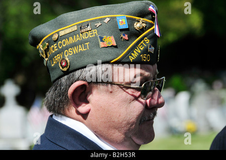 Kriegsveteranen begrüssen einen gefallenen Commrade bei seiner Beerdigung Stockfoto