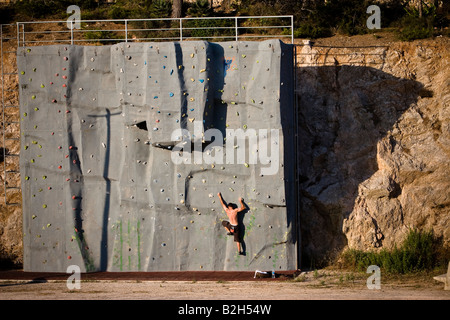 Mann klettert eine Wand bei outdoor-Aktivitäten in Cala Ratjada, Mallorca, Spanien Stockfoto