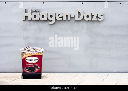 Haagen Dazs Eis Werbung vor einem Geschäft in der Hamburger Hafen Deutschland Stockfoto
