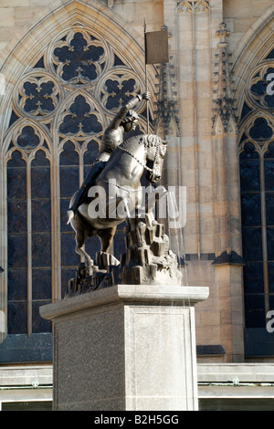 Die gotische Statue des St. George und Brunnen im Hof der Prager Burg neben St. Vitus Kathedrale Stockfoto