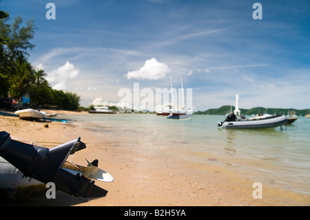 Speed-Boote vertäut am Chalang Beach, Phuket, Thailand Stockfoto