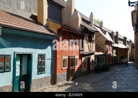 Golden Lane auch bekannt als Goldmaker Gasse auf der Prager Burg, wo Kafka im blauen farbigen Haus 22 lebte Stockfoto